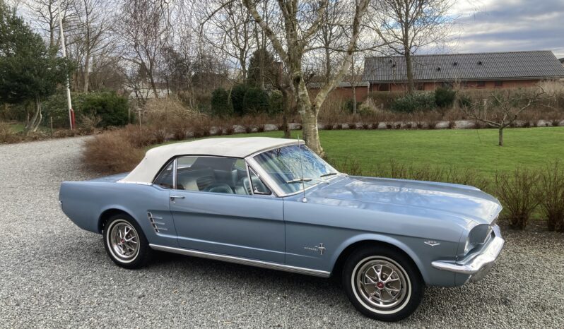 Ford Mustang Convertible full