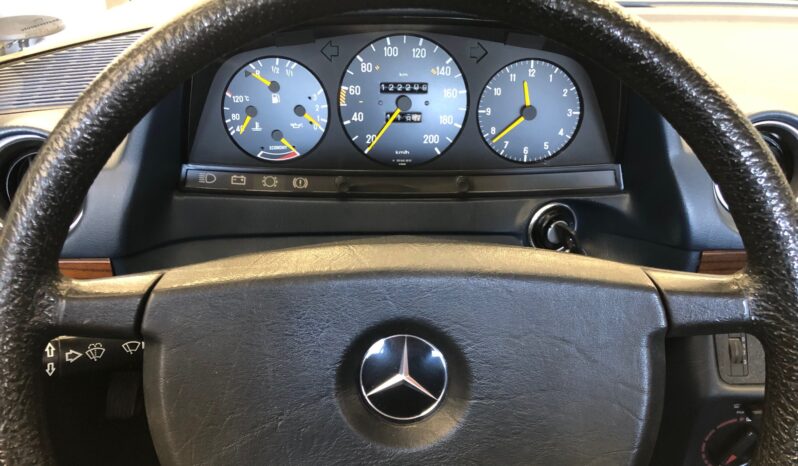 Mercedes-Benz 200-300 (W123) 230 full