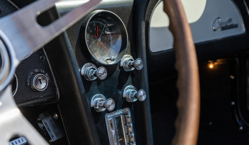 Chevrolet Corvette Sting Ray Convertible full