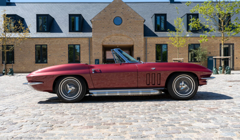 Chevrolet Corvette Sting Ray Convertible full