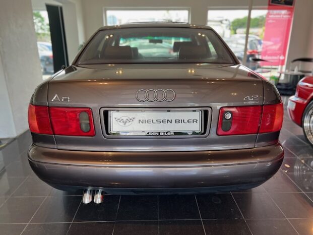 Audi A8 4,2 V8 Quattro full