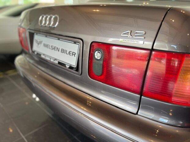 Audi A8 4,2 V8 Quattro full