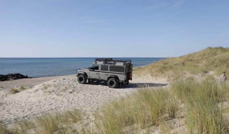 Land Rover Defender 110 full