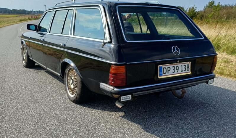 Mercedes-Benz 200-300 (W123) 300TD full