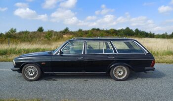 Mercedes-Benz 200-300 (W123) 300TD full