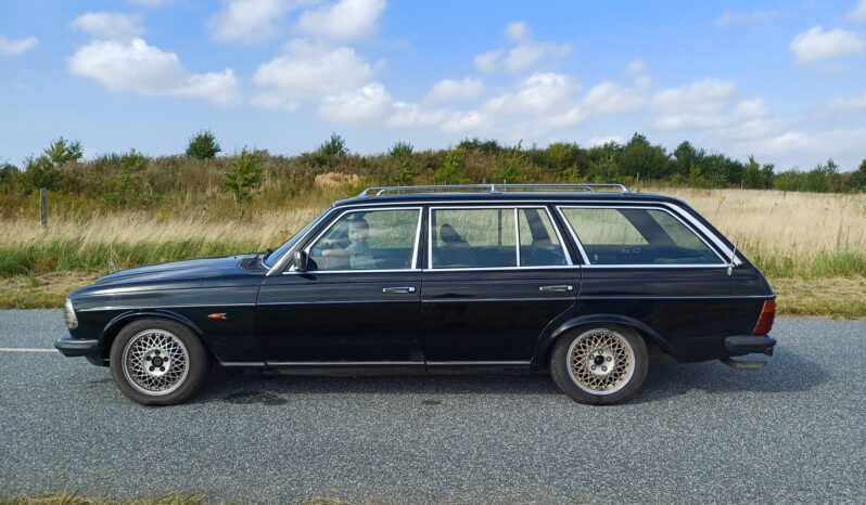 Mercedes-Benz 200-300 (W123) 300TD full