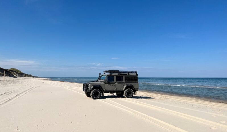 Land Rover Defender 110 full