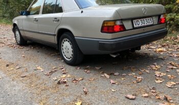 Mercedes-Benz E-Klasse (W124) 300 E full