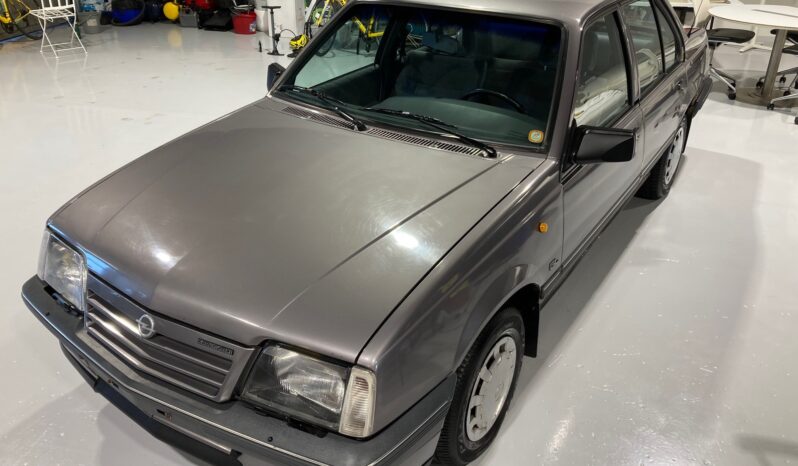 Opel Ascona 2,0i 4-dørs GL full