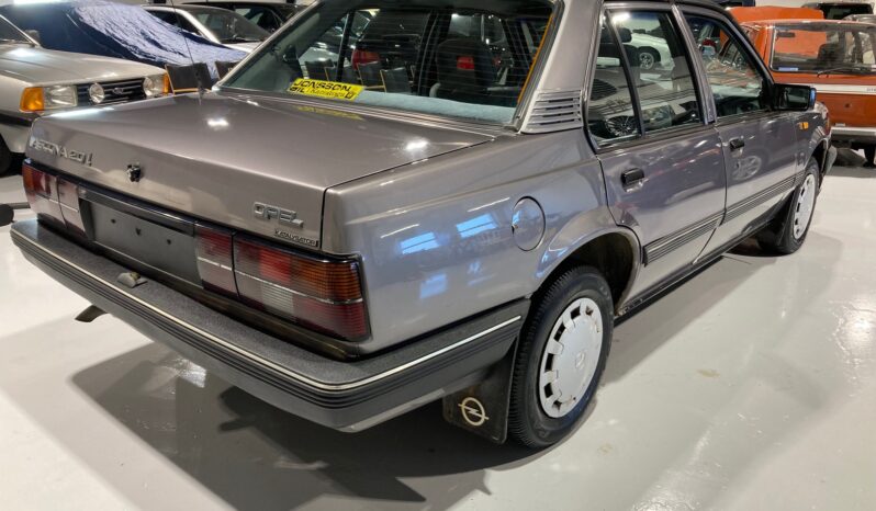 Opel Ascona 2,0i 4-dørs GL full