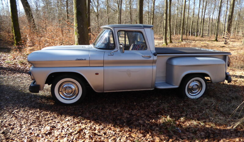 Chevrolet C10 Apache Pickup full