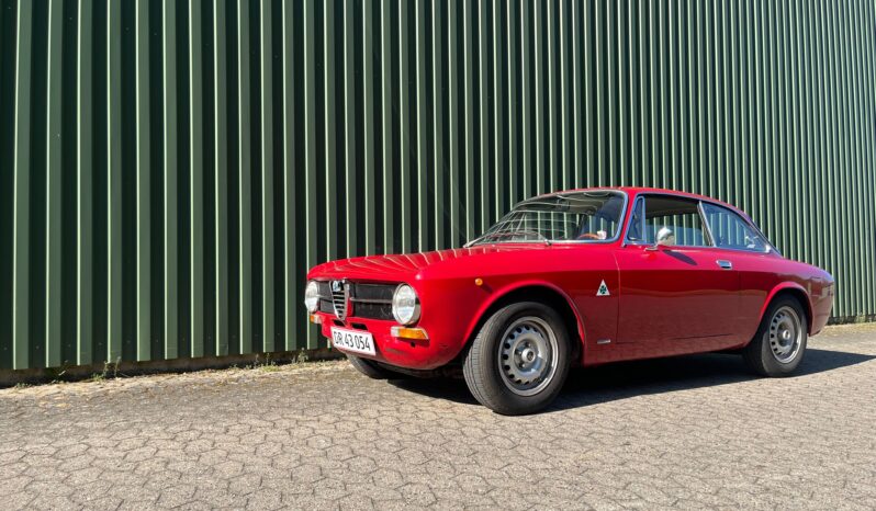 Alfa Romeo GT 1300 Bertone full