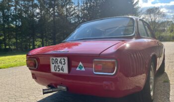 Alfa Romeo GT 1300 Bertone full