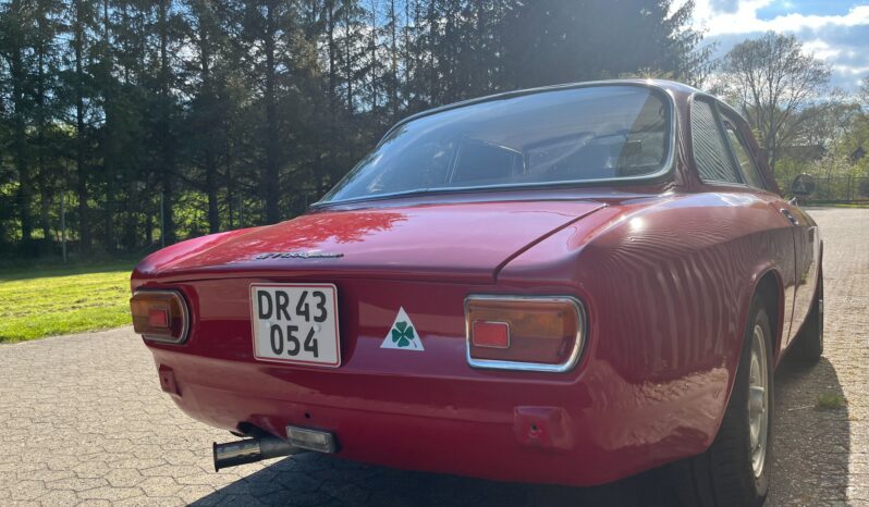 Alfa Romeo GT 1300 Bertone full