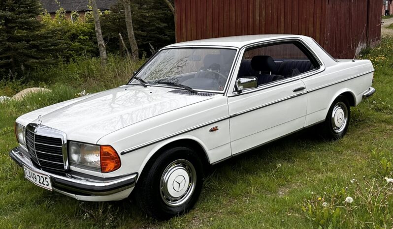 Mercedes-Benz 190-230 (W110) 230 CE Coupe full