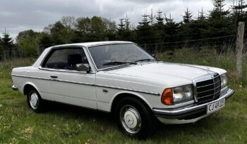 Mercedes-Benz 190-230 (W110) 230 CE Coupe full