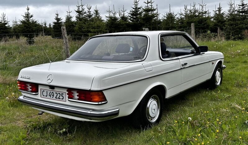 Mercedes-Benz 190-230 (W110) 230 CE Coupe full