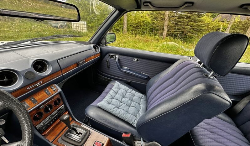 Mercedes-Benz 190-230 (W110) 230 CE Coupe full