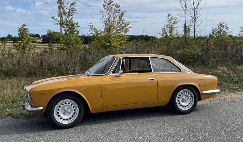 Alfa Romeo Giulia GT 1300 Junior full