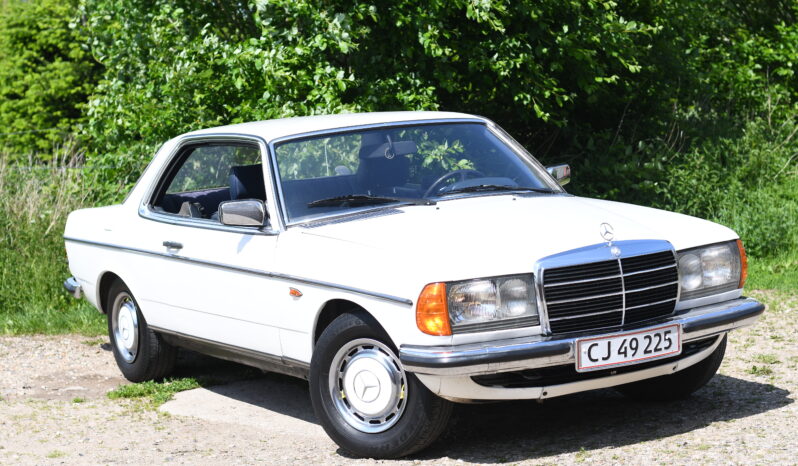 Mercedes-Benz 190-230 (W110) 230 CE Coupe full