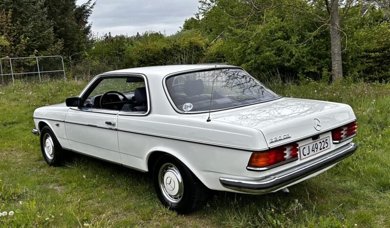Mercedes-Benz 190-230 (W110) 230 CE Coupe full