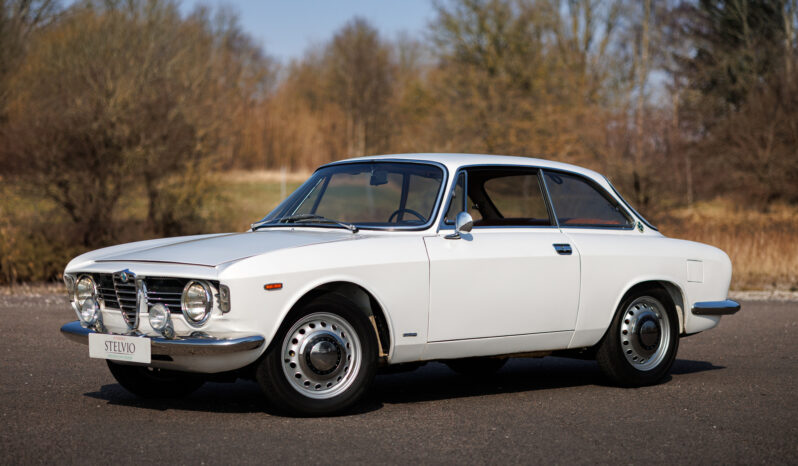 Alfa Romeo Giulia Sprint GT Veloce full