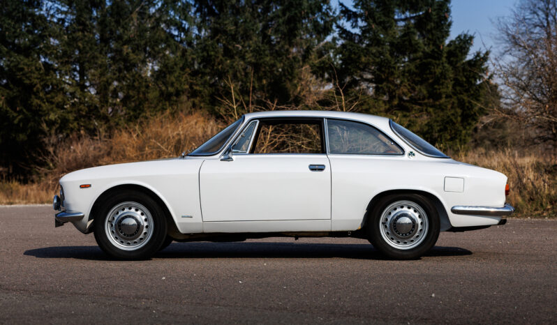 Alfa Romeo Giulia Sprint GT Veloce full