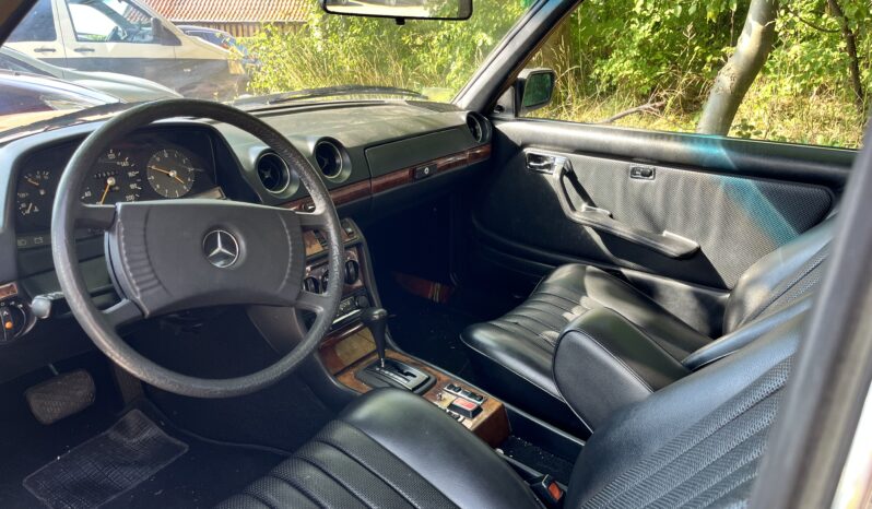 Mercedes-Benz 200-300 (W123) 230C full