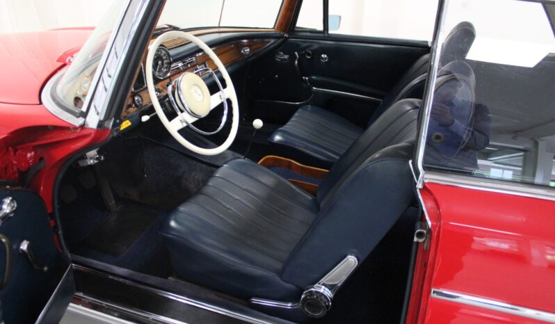 Mercedes-Benz 220-280 (W111) 250 SE full