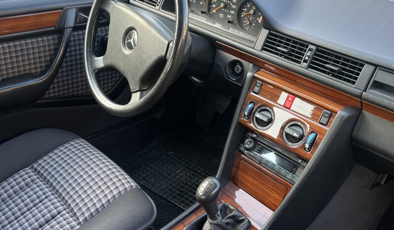 Mercedes-Benz E-Klasse (W124) 260 full