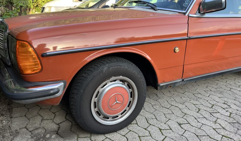 Mercedes-Benz 200-300 (W123) 230C full