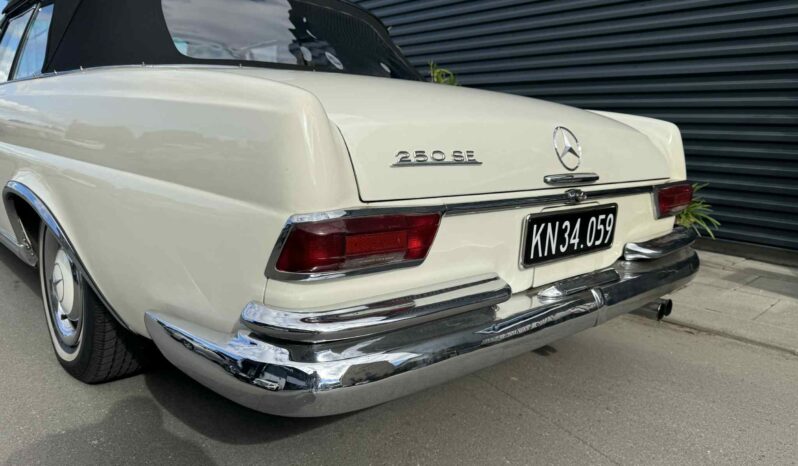 Mercedes-Benz 220-280 (W111) 250 SE full