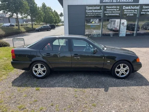 Mercedes-Benz 180 (W120) C180 1,8 Classic 4d full