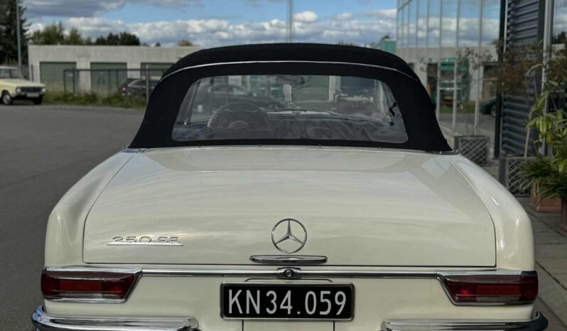 Mercedes-Benz 220-280 (W111) 250 SE full