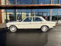 Mercedes-Benz 200-300 (W123) 230 full