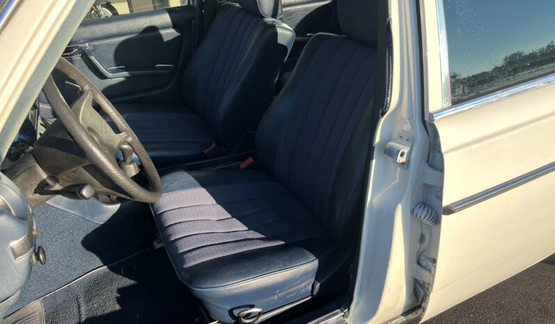 Mercedes-Benz 200-300 (W123) 230 full