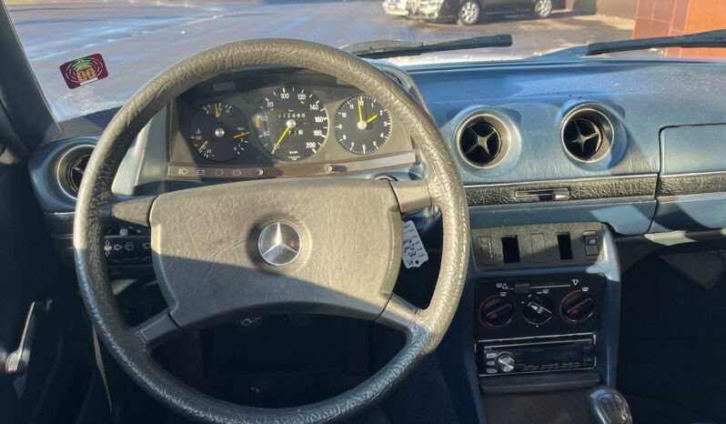 Mercedes-Benz 200-300 (W123) 230 full