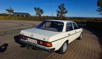Mercedes-Benz 200-300 (W123) 230E 4D full