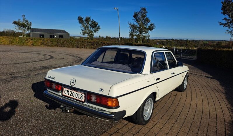 Mercedes-Benz 200-300 (W123) 230E 4D full