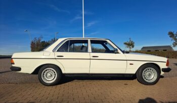 Mercedes-Benz 200-300 (W123) 230E 4D full