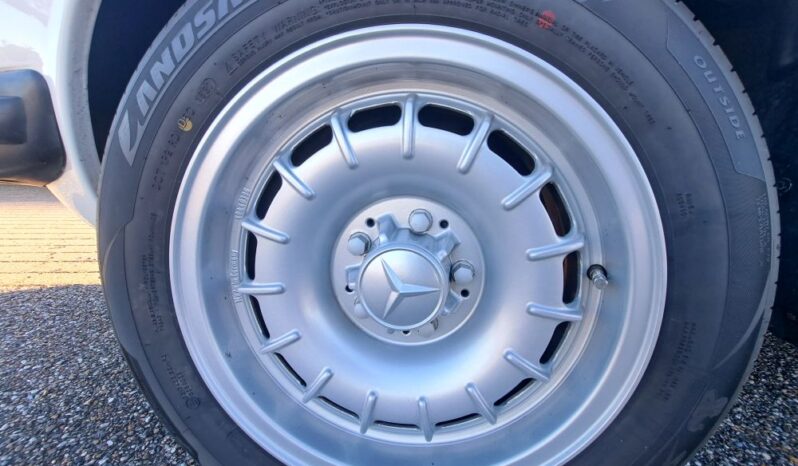 Mercedes-Benz 200-300 (W123) 230E 4D full