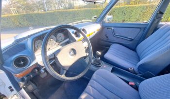 Mercedes-Benz 200-300 (W123) 230E 4D full