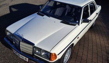 Mercedes-Benz 200-300 (W123) 230E 4D full