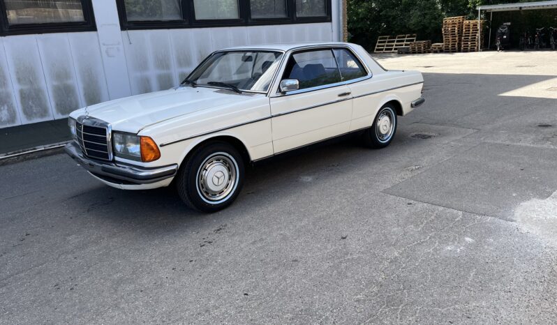 Mercedes-Benz 200-300 (W123) 230CE full