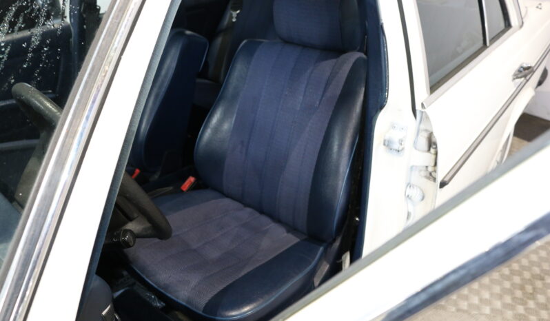 Mercedes-Benz 200-300 (W123) 230 full