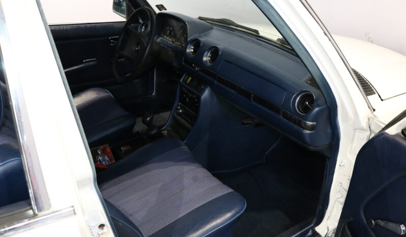 Mercedes-Benz 200-300 (W123) 230 full