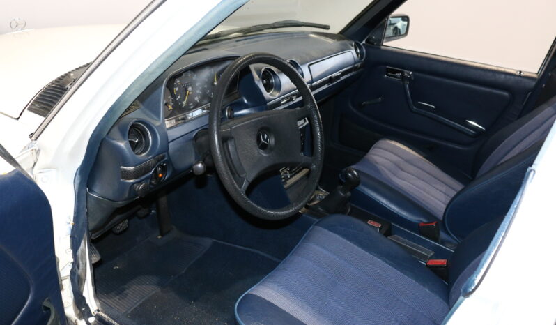 Mercedes-Benz 200-300 (W123) 230 full