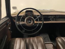 Mercedes-Benz 190-230 (W110) 190 C 2,0 4d full