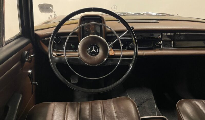 Mercedes-Benz 190-230 (W110) 190 C 2,0 4d full