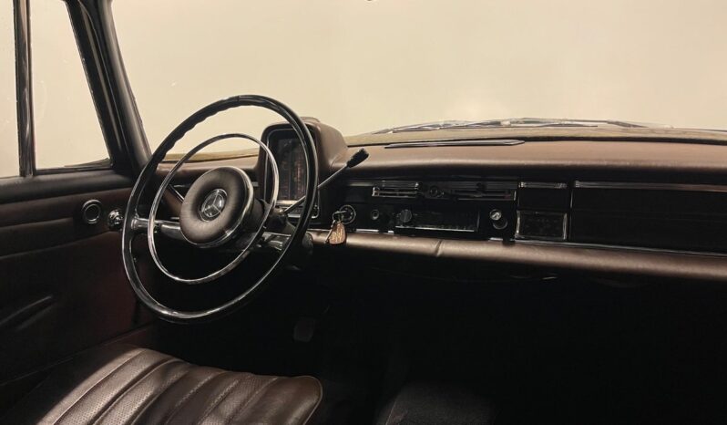 Mercedes-Benz 190-230 (W110) 190 C 2,0 4d full